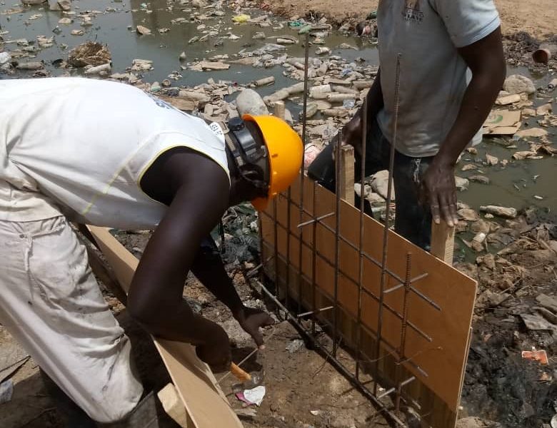 Kaolack : les jeunes de Médina Mbaba démarrent par leur propre moyen, la construction d'un pont pour la traversée du canal à ciel ouvert de leur quartier