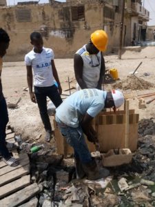 Kaolack : les jeunes de Médina Mbaba démarrent par leur propre moyen, la construction d'un pont pour la traversée du canal à ciel ouvert de leur quartier