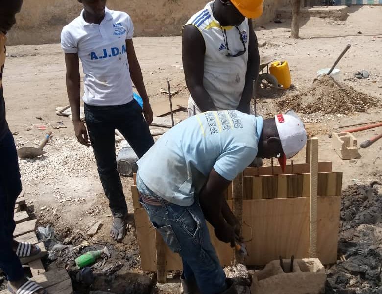 Kaolack : les jeunes de Médina Mbaba démarrent par leur propre moyen, la construction d'un pont pour la traversée du canal à ciel ouvert de leur quartier