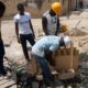 Kaolack : les jeunes de Médina Mbaba démarrent par leur propre moyen, la construction d'un pont pour la traversée du canal à ciel ouvert de leur quartier