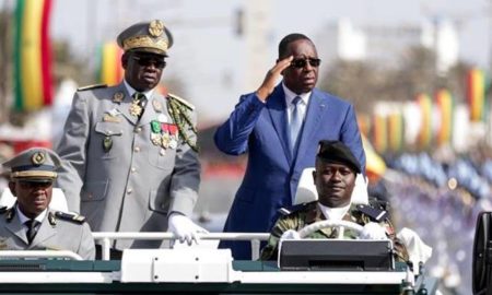 Macky Sall faisant la revue des troupes