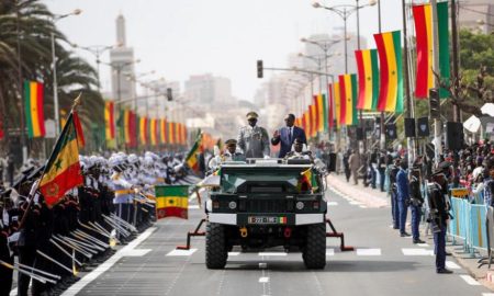 Macky Sall faisant la revue des troupes