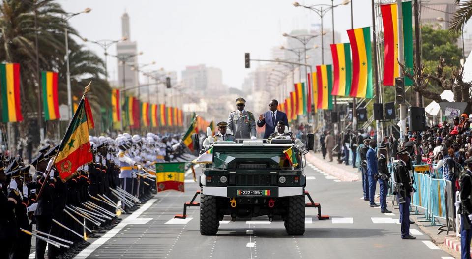 Macky Sall faisant la revue des troupes