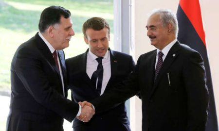 Fayez Al-Sarraj Emmanuel Macron, et Khalifa Haftar