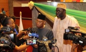 Jean-Claude Brou au micro et Moustapha Cisse Lo, le président du parlement de la CEDEAO