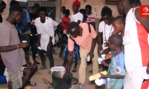 Marmite du coeur : à Kaolack, l'arrêt jakarta du marché Kibèle offre des Ndogou aux populations