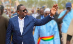 Macky Sall leve la main