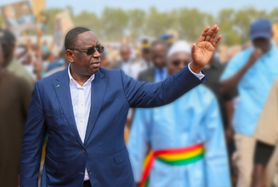 Macky Sall leve la main