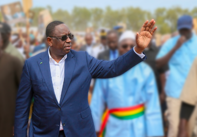 Macky Sall leve la main