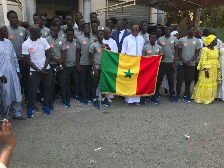 Mondial U20 : les lionceaux ont reçu le drapeau national des mains de Matar Ba