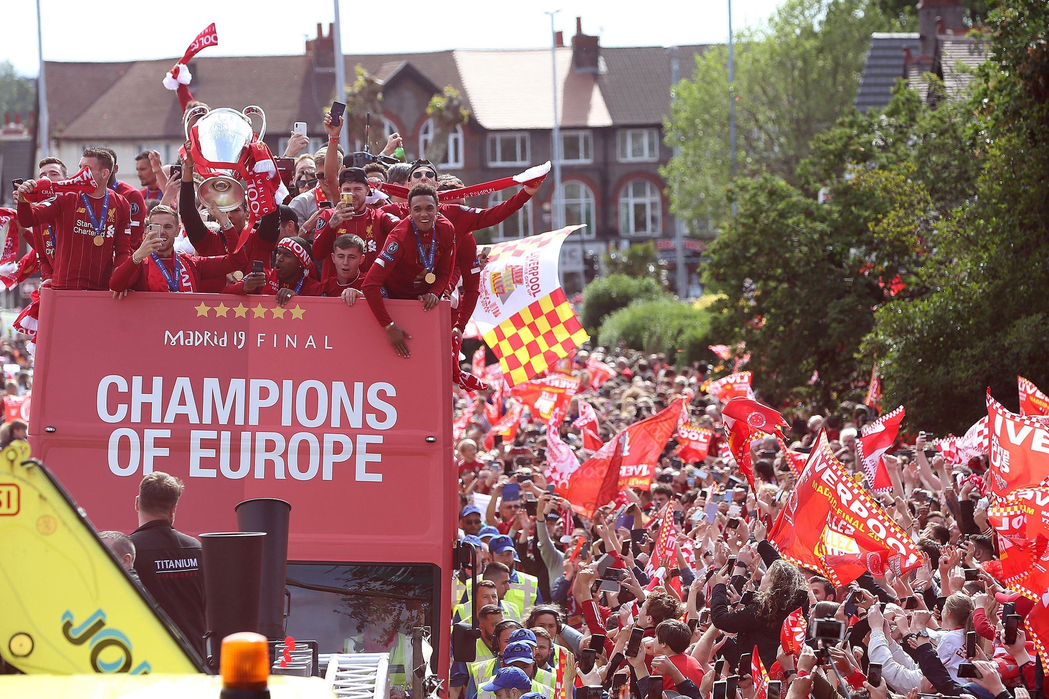 Après le sacre d’hier : l’exceptionnel accueil de Liverpool à Sadio Mané et compagnie (10 Photos)