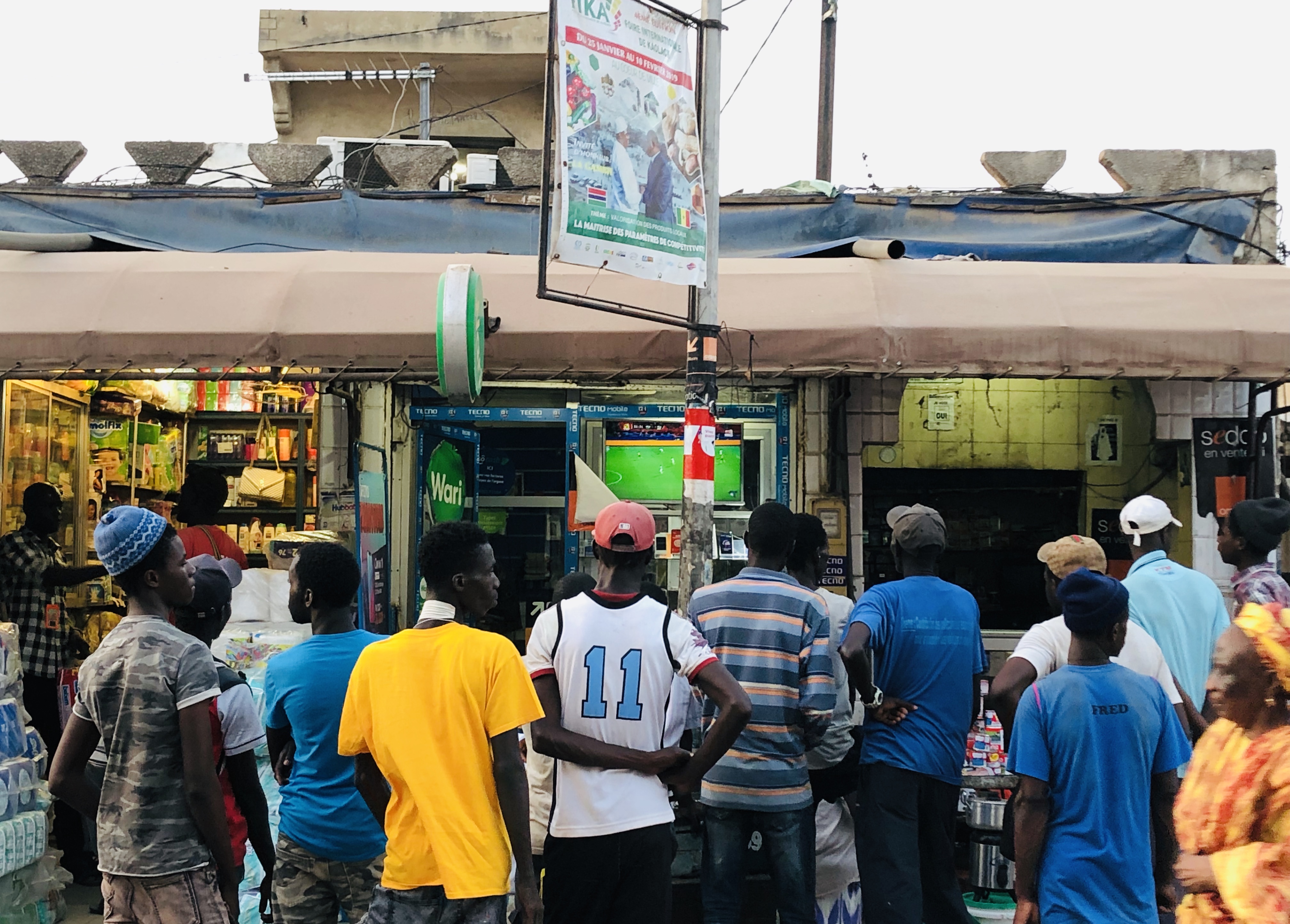 Kaolackois regardent match de Football