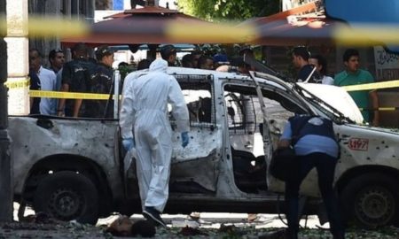 Une voiture après une attaque terroriste à Tunis