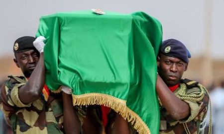 Des militaires portent le cercueil d'Ousmane Tanor Dieng