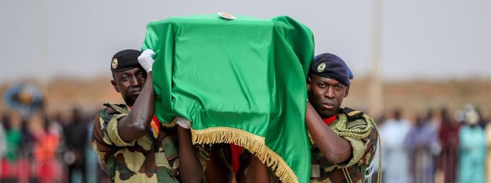 Des militaires portent le cercueil d'Ousmane Tanor Dieng