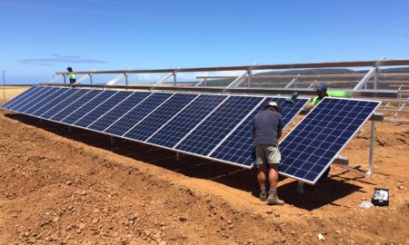 Un technicien installe des Panneaux solaires afrique