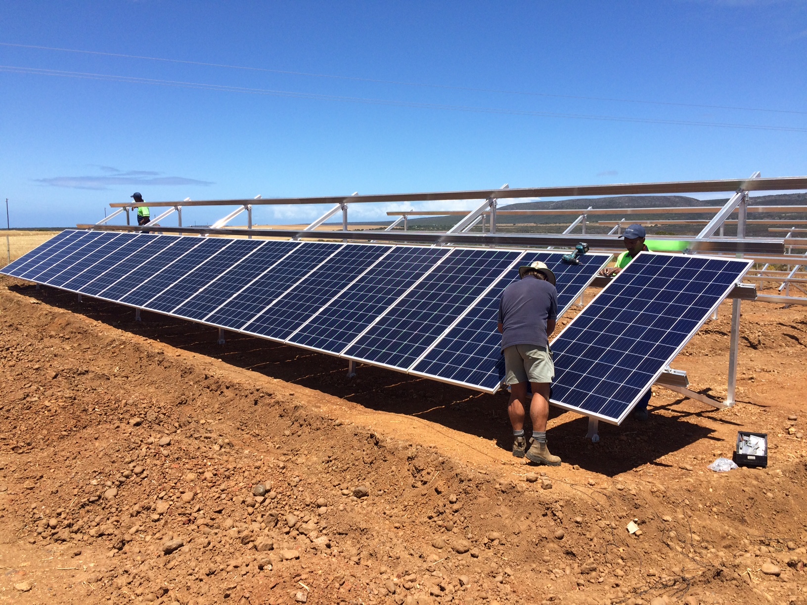 Un technicien installe des Panneaux solaires afrique