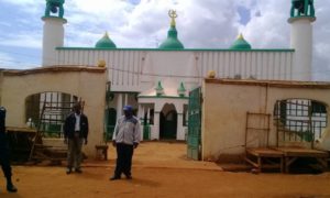 des musulmans Congolais devant une mosquée à kinshasa