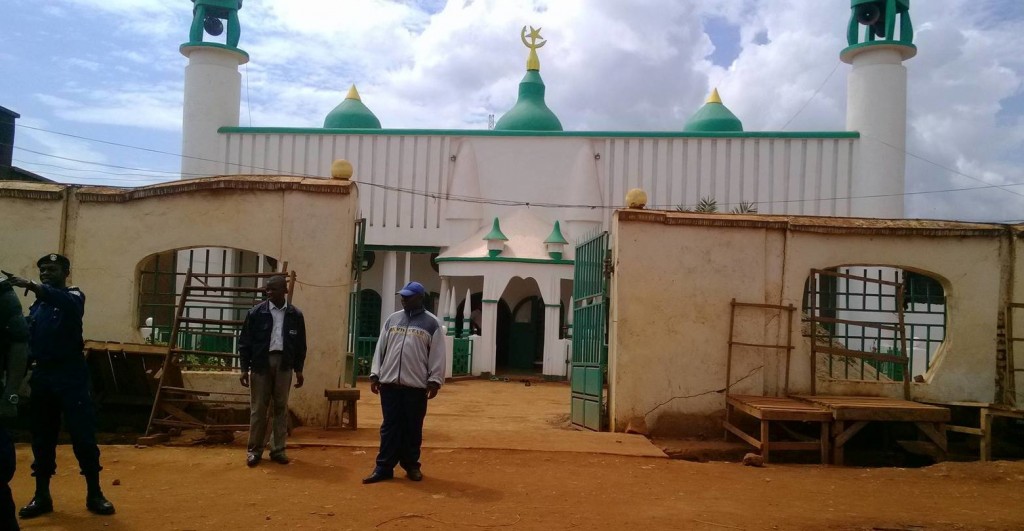 des musulmans Congolais devant une mosquée à kinshasa