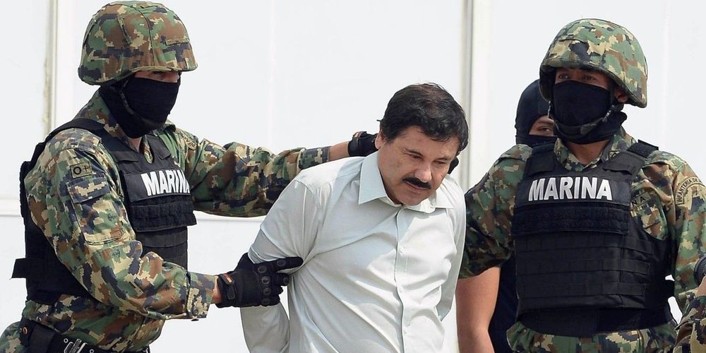 le-mexicain-joaquin-guzman-dit-el-chapo-ici-sous-escorte-tres-rapprochee-est-le-plus-important-chef-de-cartel-de-la-drogue-depuis-le-colombien-pablo-escobar