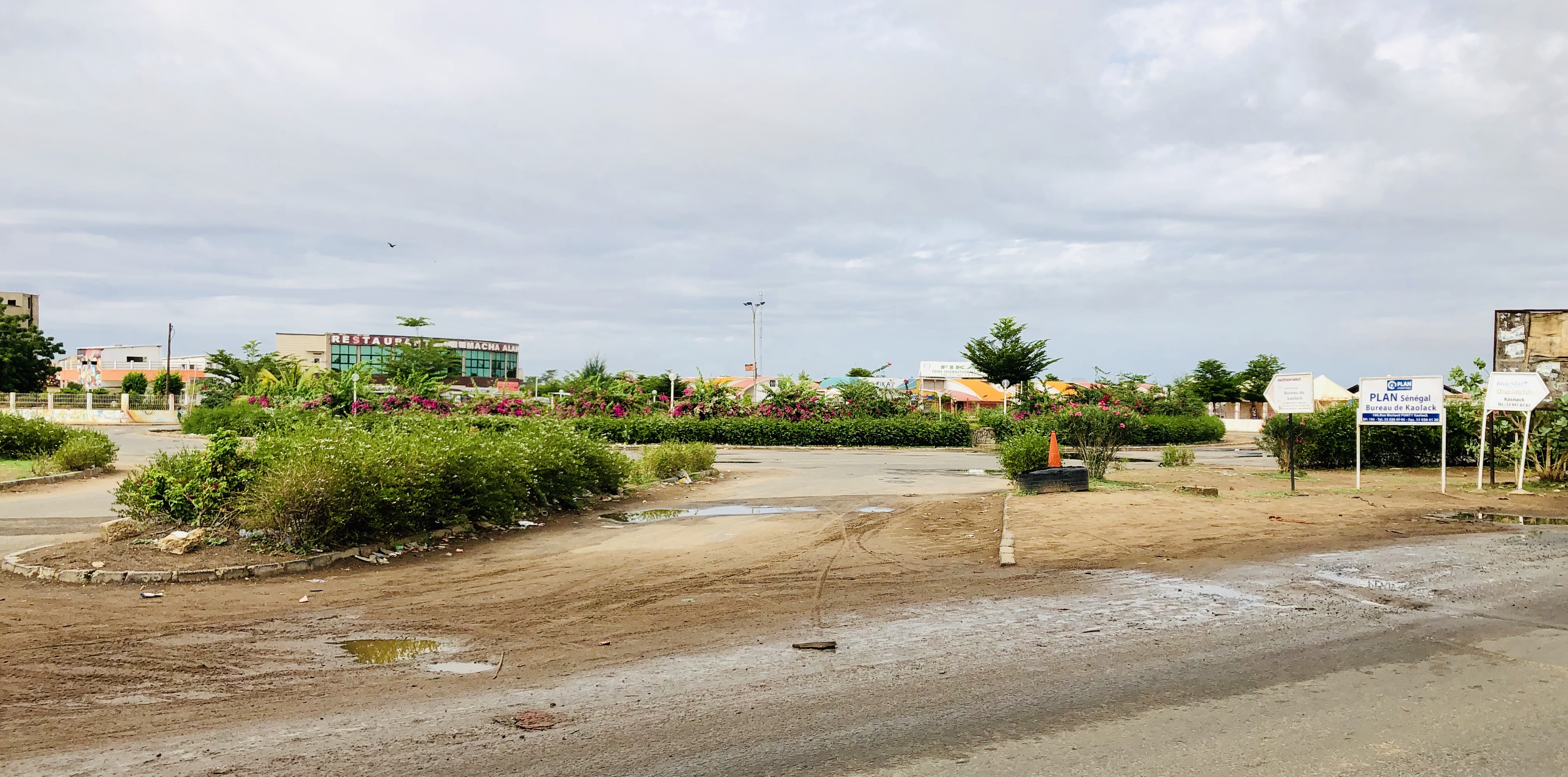 des fleurs devant le complexe Coeur de Ville à Kaoalck