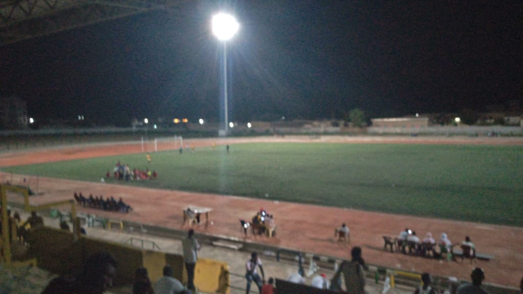 Défaut d’éclairage au stade Lamine Gueye : les Kaolackois s’offusquent et dénoncent le laxisme des autorités