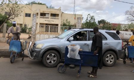 des vendeurs de Dibi pousse-pousse devant la mairie de Koungheul -min