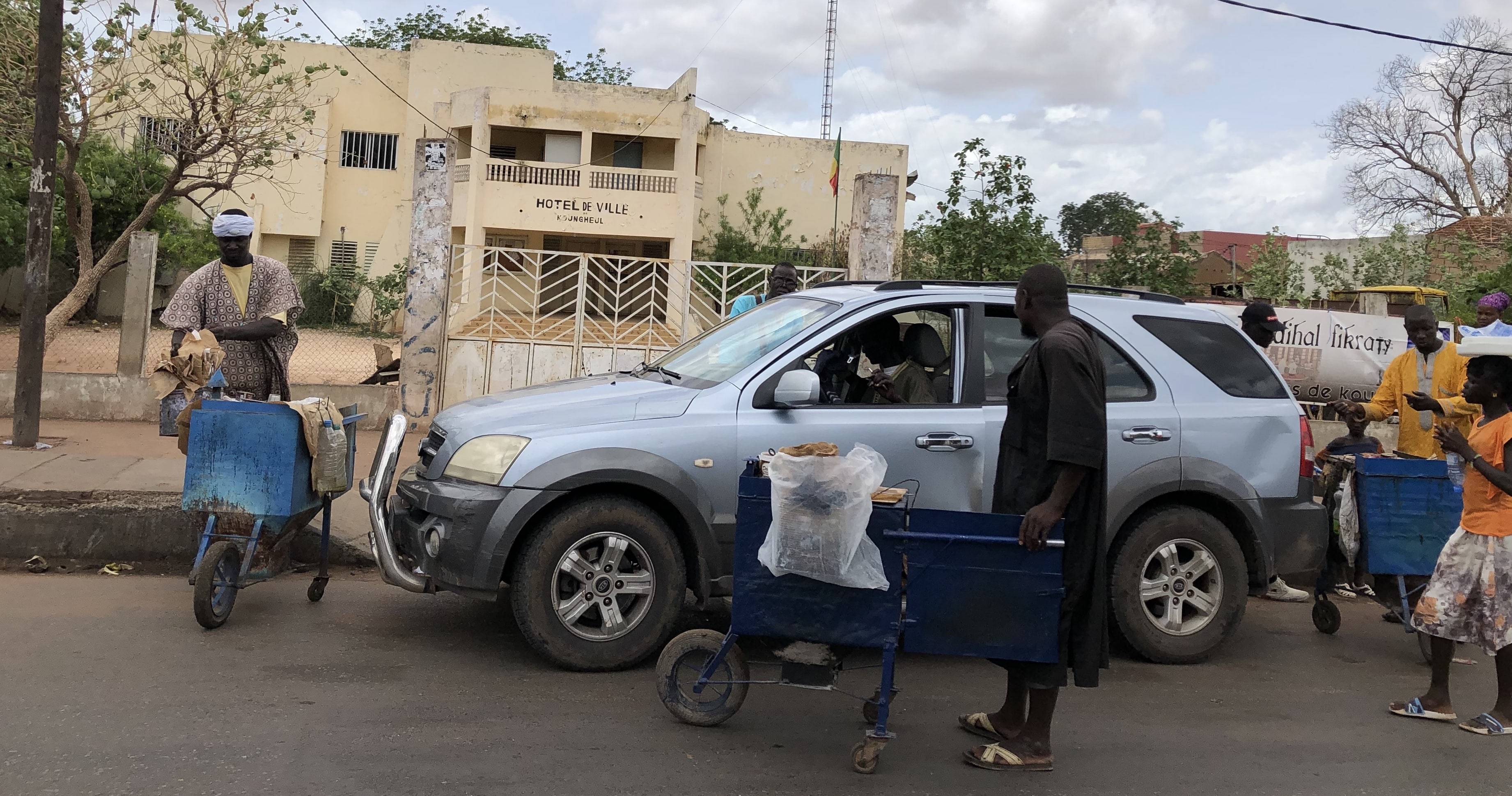 des vendeurs de Dibi pousse-pousse devant la mairie de Koungheul -min