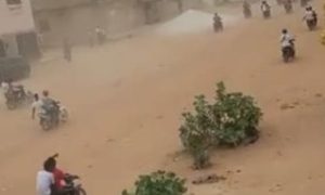 Thies : les conducteurs de moto-jakarta attaquent le Commissariat des Parcelles assainies