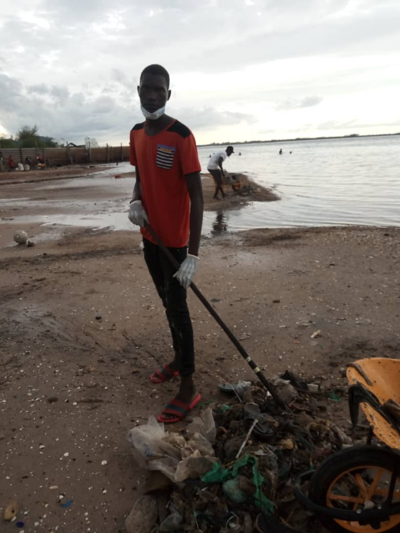 Action citoyenne : Brakizup et Dastler Mbedd nettoient et changent le visage de la plage du Relais à Kaolack