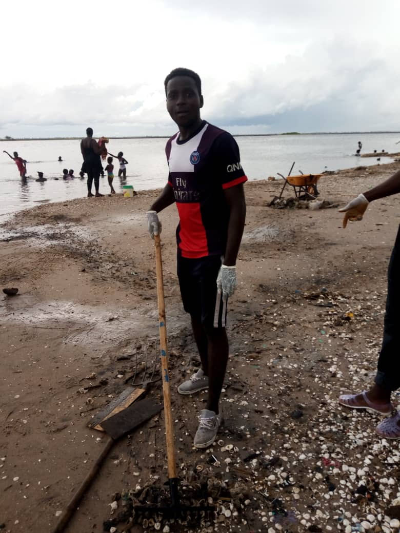 Action citoyenne : Brakizup et Dastler Mbedd nettoient et changent le visage de la plage du Relais à Kaolack