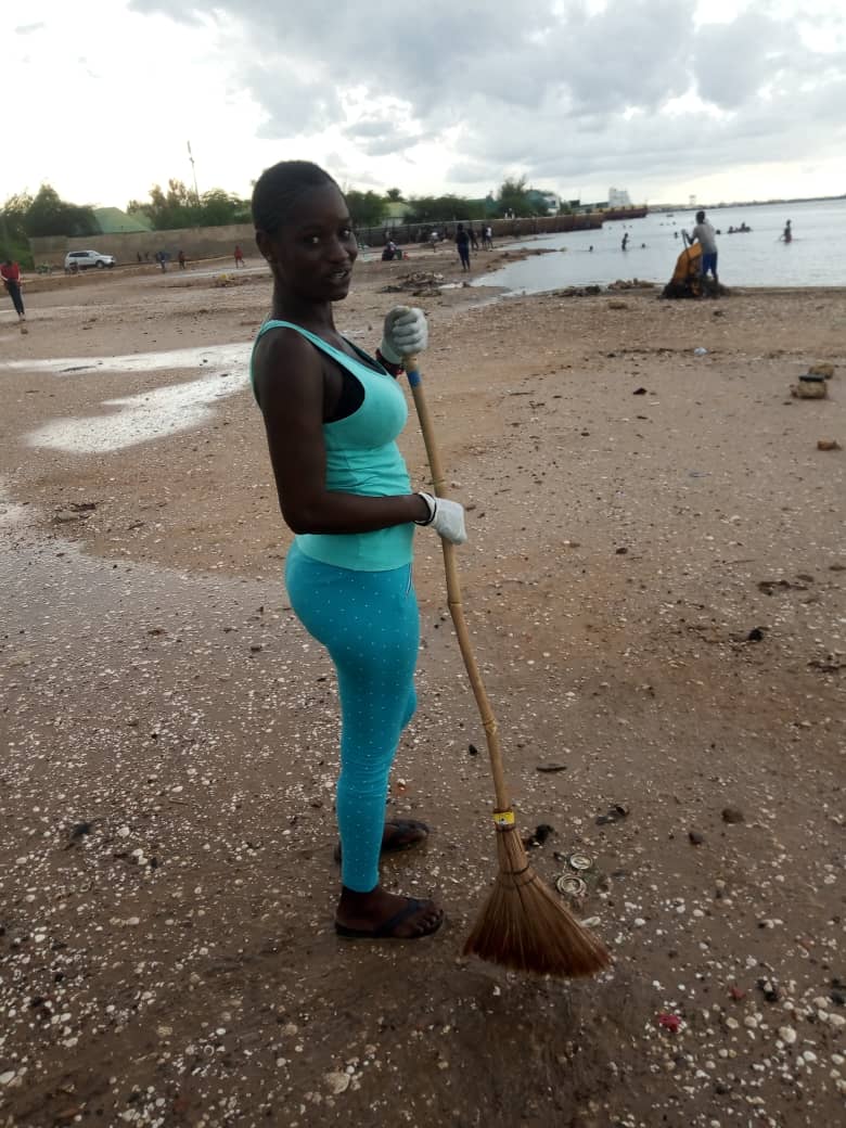 Action citoyenne : Brakizup et Dastler Mbedd nettoient et changent le visage de la plage du Relais à Kaolack