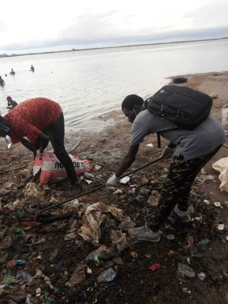 Action citoyenne : Brakizup et Dastler Mbedd nettoient et changent le visage de la plage du Relais à Kaolack