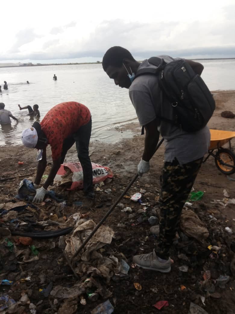 Action citoyenne : Brakizup et Dastler Mbedd nettoient et changent le visage de la plage du Relais à Kaolack