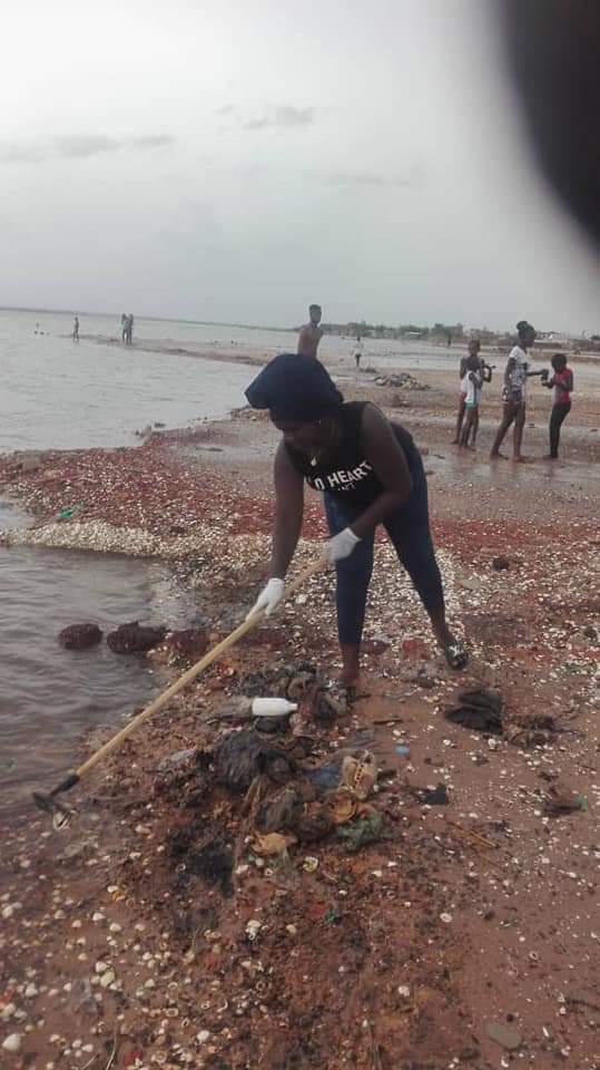 Action citoyenne : Brakizup et Dastler Mbedd nettoient et changent le visage de la plage du Relais à Kaolack