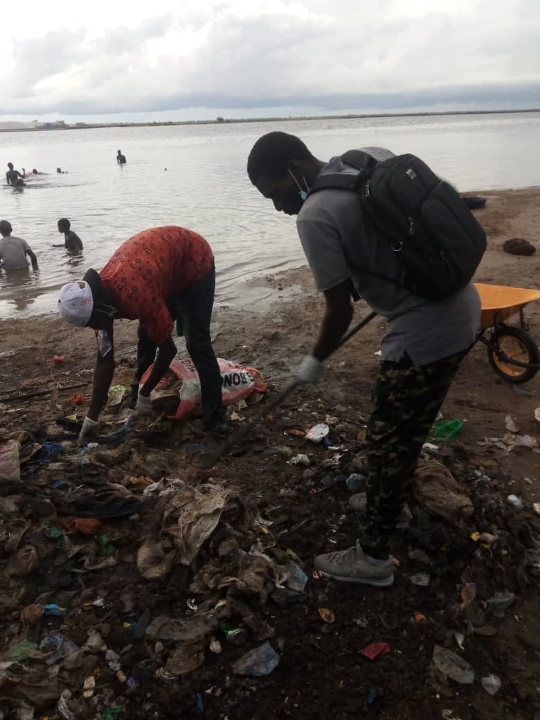 Action citoyenne : Brakizup et Dastler Mbedd nettoient et changent le visage de la plage du Relais à Kaolack