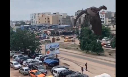 Un montage montrant un Dragon qui survole Dakar