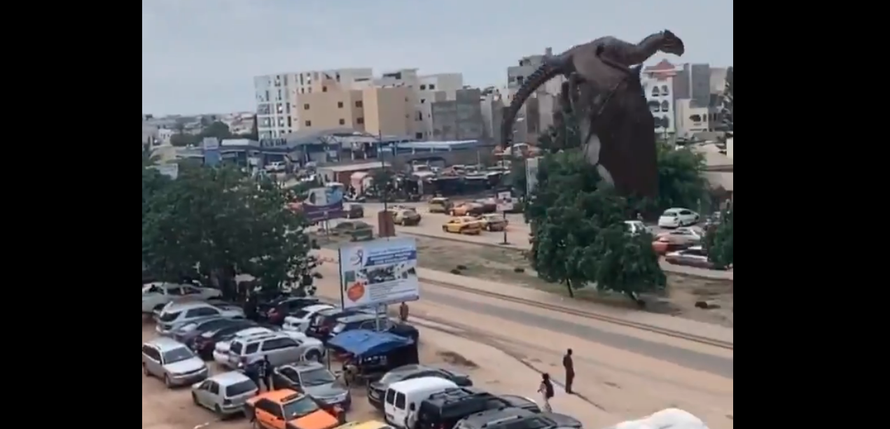 Un montage montrant un Dragon qui survole Dakar