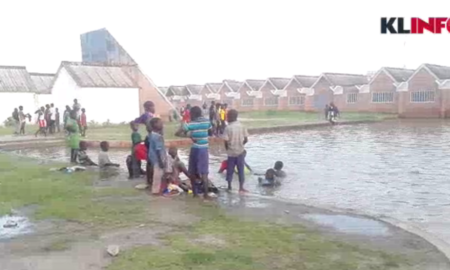 Kaolack : envahi par les eaux de pluies, le LTCEAN est devenu le nouveau lieu de baignade des enfants