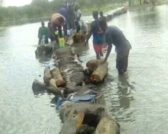 Diamal (Kaffrine) : la population de Keur Dioubol construit un pont avec des sacs de sable pour rallier Mbirkilane