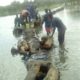 Diamal (Kaffrine) : la population de Keur Dioubol construit un pont avec des sacs de sable pour rallier Mbirkilane