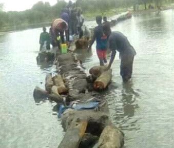 Diamal (Kaffrine) : la population de Keur Dioubol construit un pont avec des sacs de sable pour rallier Mbirkilane