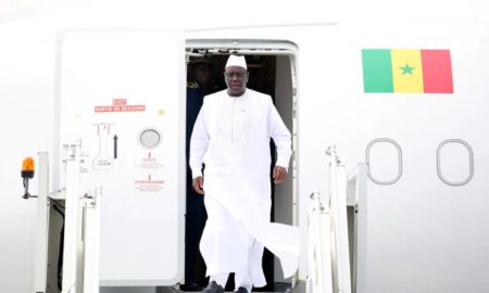 Macky Sall descend avion