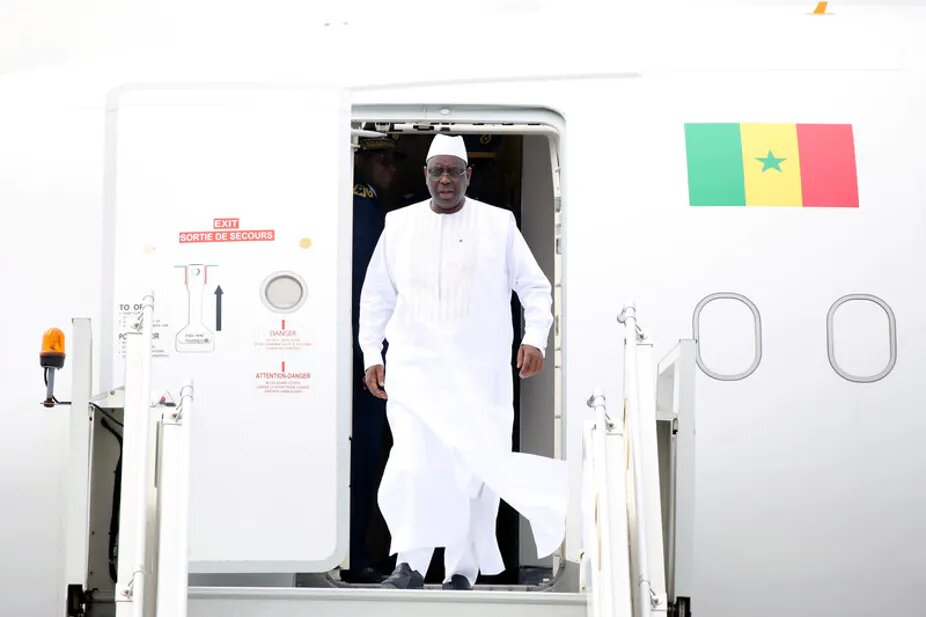 Macky Sall descend avion