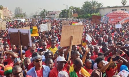 3e mandat en Guinée: à Dakar, Sénégalais et Guinéens manifestent et avertissent Alpha Condé