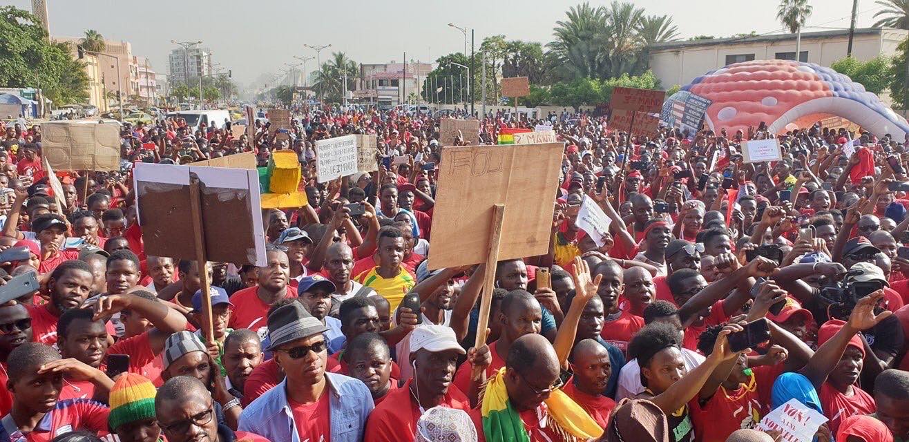 3e mandat en Guinée: à Dakar, Sénégalais et Guinéens manifestent et avertissent Alpha Condé