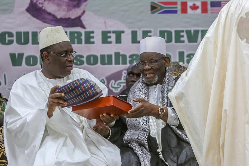 Macky Sall et Cheikh Ahmed Tidiane Niass Khalif de Medina Baye Niass .jpg