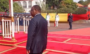 Macky Sall visitant le souvenir du mémorial du soldat