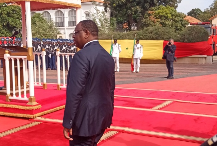 Macky Sall visitant le souvenir du mémorial du soldat