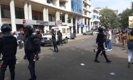 Des Policiers veillent au grain vendredi à Dakar